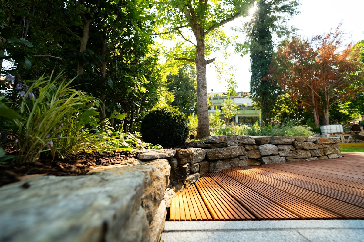 Muret en pierre sèche et terrasse en bois