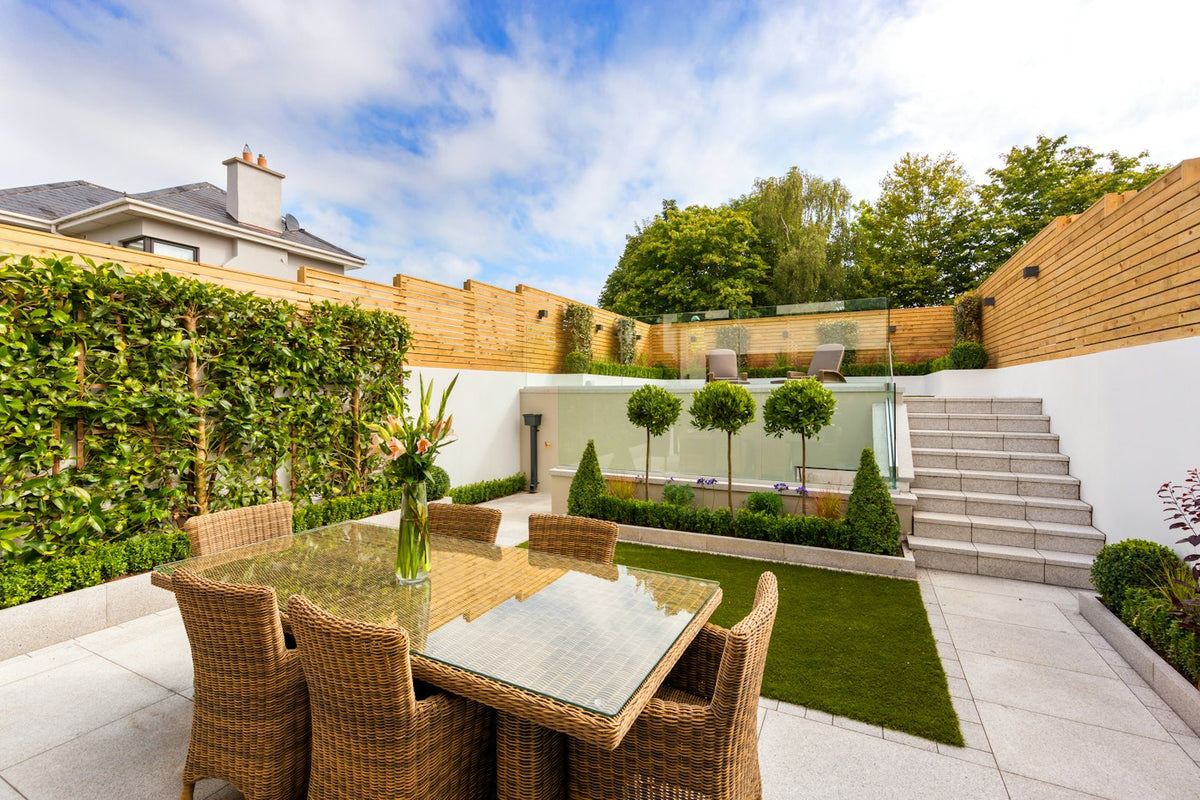 Terrasse en pierre et salon de jardin