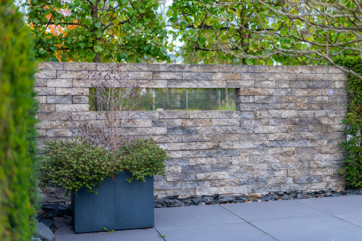 Mur en pierre ajouré et jardinière